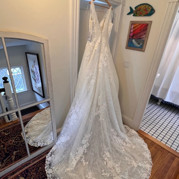 Brand new wedding gown by Pronovias! - Picture 4 of 12